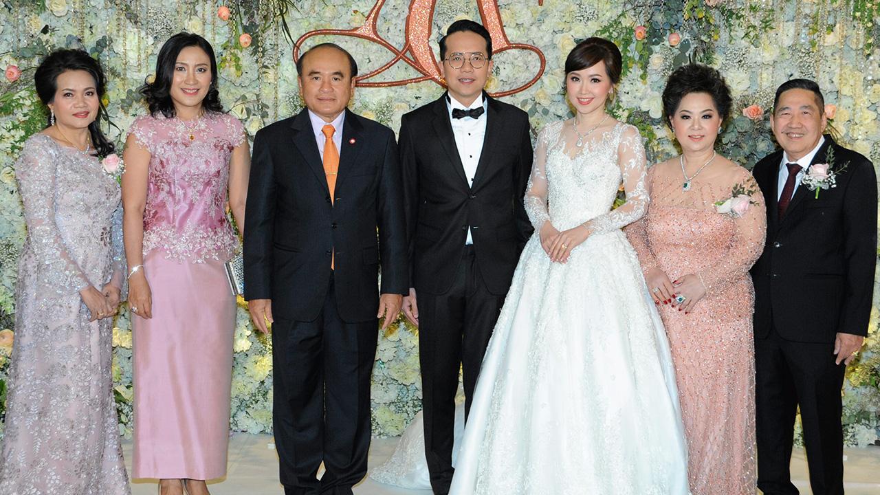วันวิวาห์ ธนฤกษ์ นิติเศรณี ประธานศาลอุทธรณ์ เป็นประธานในงานวิวาห์ ระหว่าง อภิรดี บุตรี ประวิทย์-กฤษดาวรรณ เปรมธรรมกร กับ ชานน ธนธีรานันท์ บุตร สมพิศ วงค์เจริญ โดยมี ณัฐกมล นิติเศรณี มาร่วมอวยพรด้วย ที่ห้องแกรนด์ฮอลล์ โรงแรมดิ แอทธินี โฮเทล แบงค็อก วันก่อน.