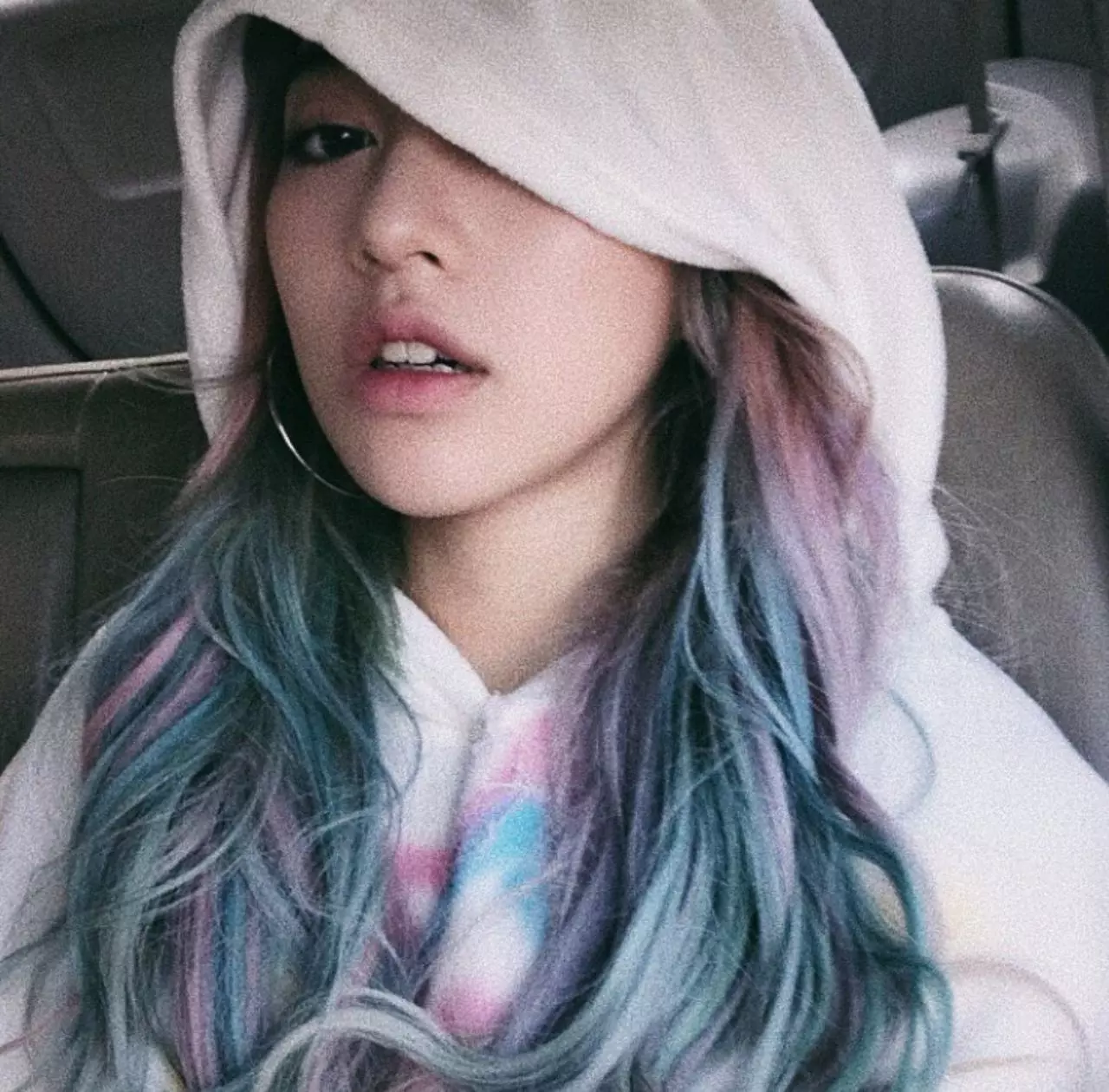 เด่นมาแต่ไกล! ส่องผมสีจี๊ดรับซัมเมอร์ แจ่มจนต้องเหลียวมอง