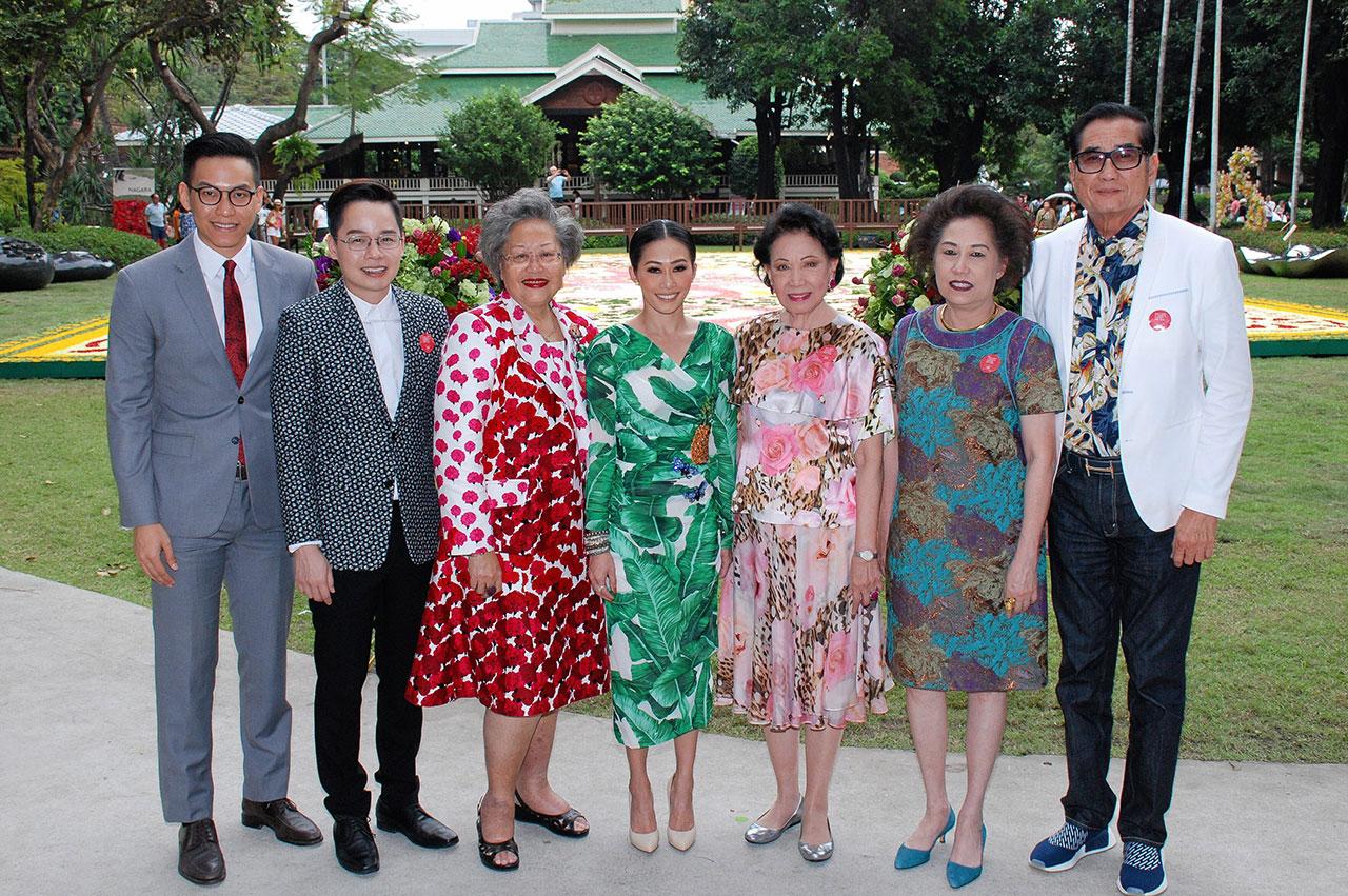เชิญชม ณพาภรณ์ โพธิรัตนังกูร จัด Nai Lert Flower & Garden Art Fair 2018 งานแสดงดอกไม้ โดยมี พล.ต.อ.สันต์ ศรุตานนท์, คุณหญิงกิ่งแก้ว เอื้อทวีกุล, สัณหพิศ โพธิรัตนังกูร, สุริยน ศรีอรทัยกุล และ พิไลพรรณ สมบัติศิริ มาร่วมงานด้วย ที่ปาร์คนายเลิศ วันก่อน.