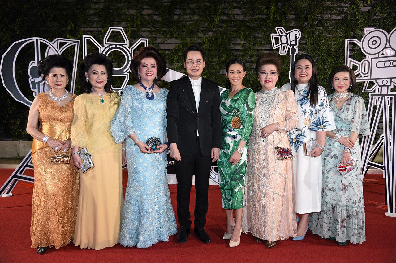 102 ปี สุริยน ศรีอรทัยกุล และ ณพาภรณ์ โพธิรัตนังกูร จัด เดอะ โมสต์ เอ็กซ์ควิซิท จิวเวลรี่โชว์ งานเครื่องเพชรคอลเลกชั่นดอกไม้ เพื่อร่วมฉลอง 102 ปี บ้านปาร์คนายเลิศ โดยมี จรินทร์ สุมานนท์ และ ละออ ตั้งคารวคุณ มาร่วมงานด้วย ที่ร้านเลดี้ แอล บ้านปาร์คนายเลิศ วันก่อน.