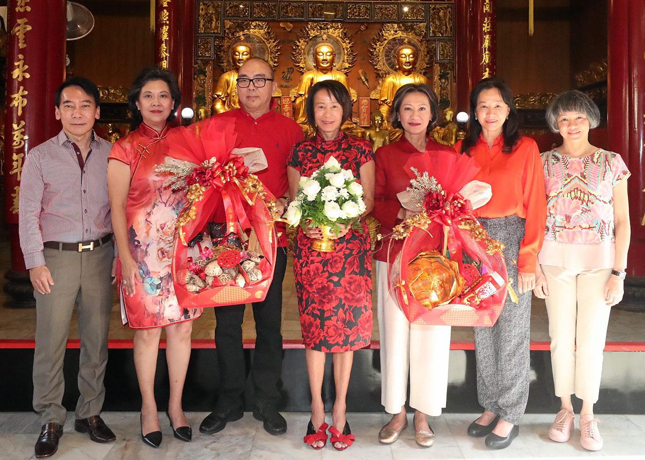 รับพลัง ศุภลักษณ์ อัมพุช นำคณะผู้บริหารเดอะมอลล์ กรุ๊ป เข้าสักการะสิ่งศักดิ์สิทธิ์เพื่อเสริมสิริมงคลต้อนรับตรุษจีน โดยมี กฤษณา อัมพุช, อัจฉรา อัมพุช, บุษราคัม ชันซื่อ, ไพบูลย์ กนกวัฒนาวรรณ และ เกรียงศักดิ์ ตันติพิภพ มาร่วมในพิธีด้วย ที่วัดมังกรกมลาวาส วันก่อน.
