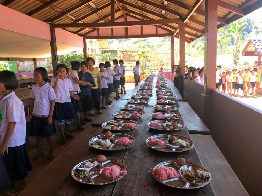 คณะครู ตชด.ปรุงอาหารให้แก่นักเรียน โดยใช้วัตถุดิบที่แช่เย็นไว้กับตู้เย็นพลังงานแสงอาทิตย์ ทำให้นักเรียนได้บริโภคอาหารที่มีคุณภาพ.