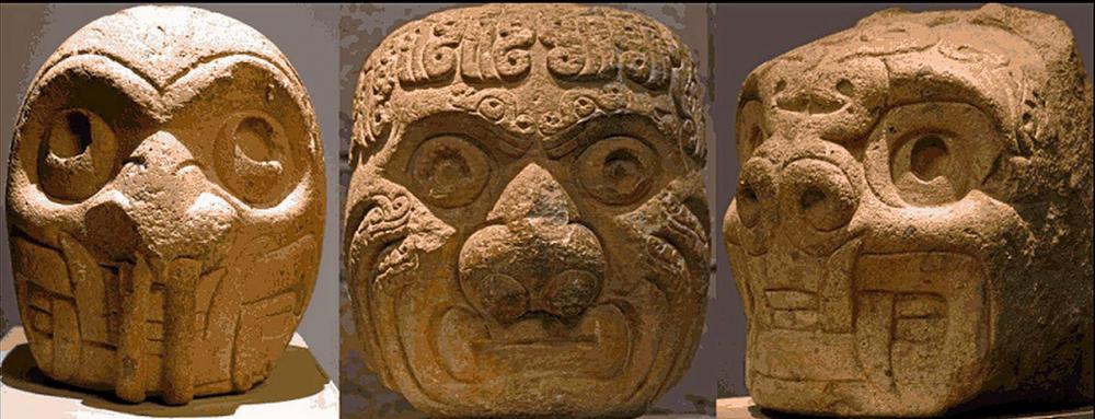 ประติมากรรมฝีมือช่างศิลป์ชาวชาวีน สังเกตว่าศีรษะซ้ายสุดมี “น้ำมูก” ไหลออกมาจากรูจมูก.