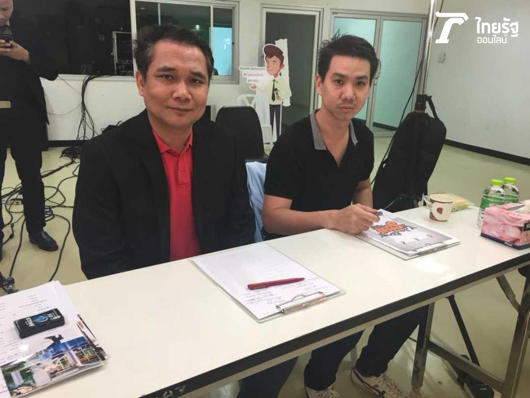 (ซ้ายสุด) ดร.บุญมา อิ่มวิเศษ ผู้บริหารจากบ้านคนละคร 234 จำกัด และผู้กำกับ ณ๊อบ ศฐาณพงศ์ ลิ้มวงษ์ทอง