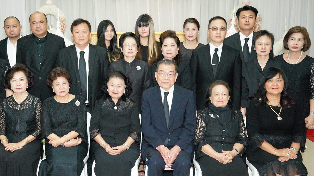 สู่สุคติ ท่านผู้หญิงเพ็ญศรี วัชโรทัย เป็นประธานในพิธีสวดพระอภิธรรมศพ จรัญญา อภิจารี มารดาของ อรัญ อภิจารี โดยมี สมชาย บูลกุล, จิรารัตน์ กาญจโนมัย, รัชฎา สาลีรัฐวิภาค, ลักขณา ลีละยุทธโยธิน และ เจษฎา ประสิทธิดำรงค์ มาร่วมในพิธีด้วย ที่วัดธาตุทอง วันก่อน.