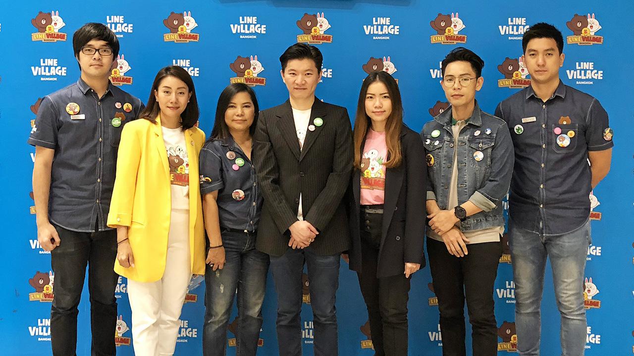 เพลิดเพลิน ฤภพ ชินวัตร จัดงานเปิด ไลน์ วิลเลจ แบงค็อก สวนสนุกดิจิทัลในร่มแห่งแรกในโลกบนพื้นที่กว่า 1,500 ตารางเมตรของไลน์เฟรนด์ โดยมี ศุวัสย์ วุฒิชัยรัตนภรณ์, กิ่งแก้ว พึ่งเจษฎา, พิสิษฐ์สินี นาคสู่สุข และ อลิซาเบท วงศ์วาสิน มาร่วมงานด้วย ที่สยามสแควร์วัน วันก่อน.