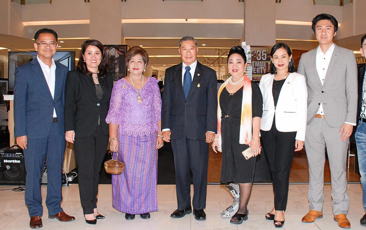 อยู่สบาย - พล.อ.นพ.ชูฉัตร กำภู ณ อยุธยา เปิดงาน ดิ อัลติเมท พร็อพเพอร์ตี้ แฟร์ ครั้งที่ 35 สุดยอดโครงการอสังหาริมทรัพย์เหนือระดับใจกลางเมืองทั้งคอนโดและรีสอร์ตหรู โดยมี ม.ร.ว.วรปภา จักรพันธุ์, ทัชฐนีย์ ศิริเยี่ยม และ ศิริพร เฮอร์ซิค มาร่วมงานด้วย ที่ดิ เอ็มโพเรียม วันก่อน.