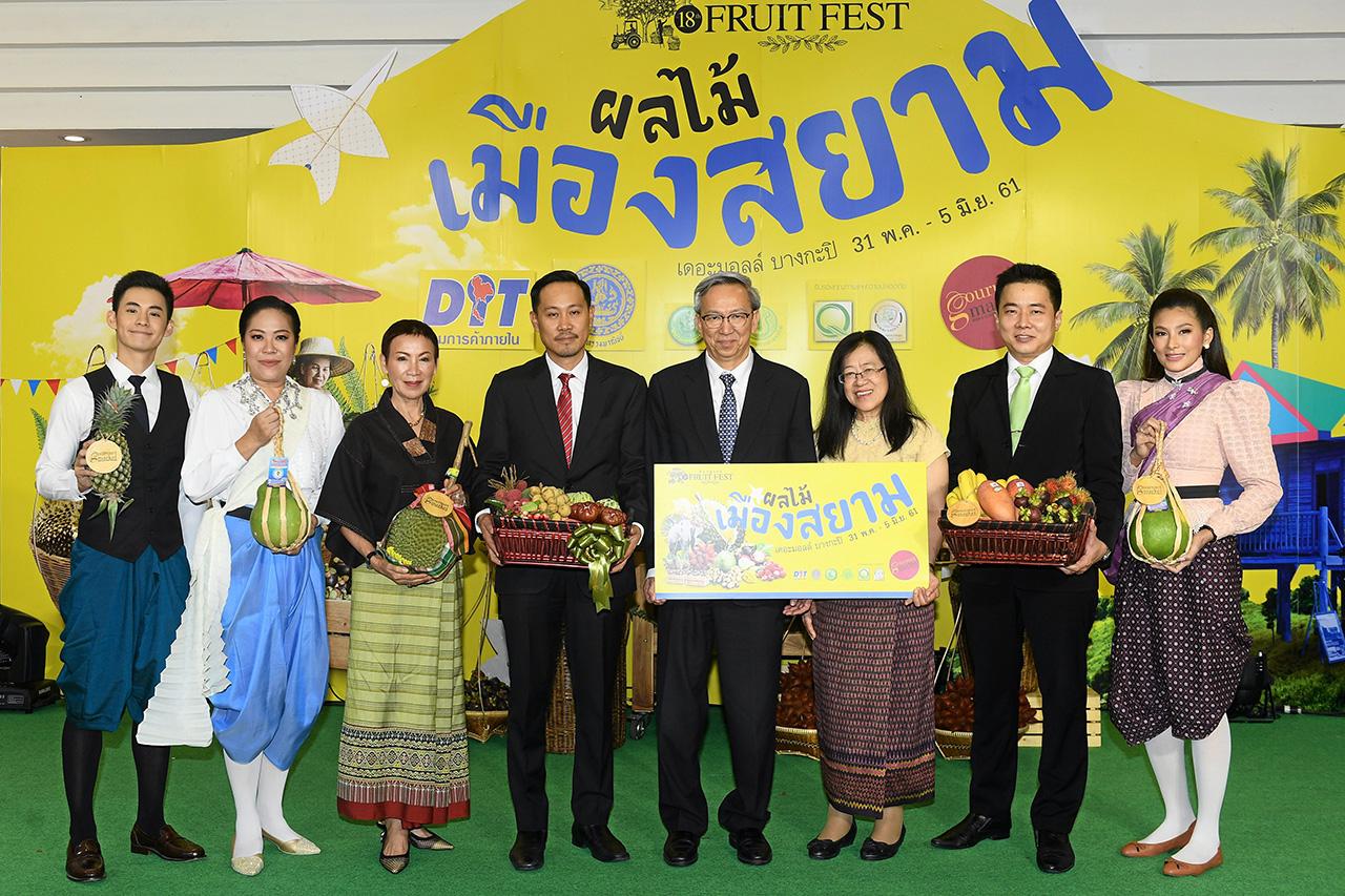 กินผลไม้ - สกนธ์ วรัญญูวัฒนา เปิดงาน “แบงค็อก ฟรุ๊ต เฟส ครั้งที่ 18” เทศกาลผลไม้ไทยระดับพรีเมียม โดยมี สุทัศนีย์ ราชเรืองระบิน, ชัยรัตน์ เพชรดากูล, นงนุช นามวงศ์,รมิดา ประภาสโนบล และ จรรยา ธนาสว่างกุล มาร่วมงานด้วย ที่เดอะมอลล์ บางกะปิ วันก่อน.