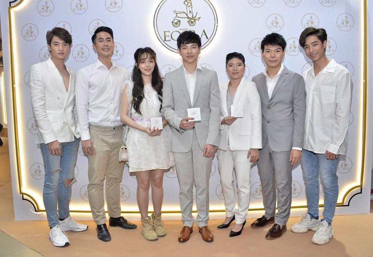 ใช้ดีจริง - วิศรุจน์ ปุณยเรืองศักดิ์ จัดงานเปิดตัวแบรนด์ “ออสร่า” ผลิตภัณฑ์สกินแคร์บำรุงผิวสารสกัดจากเห็ดไวท์ทรัฟเฟิล โดยมี นพ.ดิษกุล ประสิทธิ์เรืองสุข, นภัสสรณ์ ปุณยเรืองศักดิ์, สโรชา ตันจรารักษ์ และ พีรวิชญ์ อรรถชิตสถาพร มาร่วมงานด้วย ที่สยามสแควร์วัน วันก่อน.