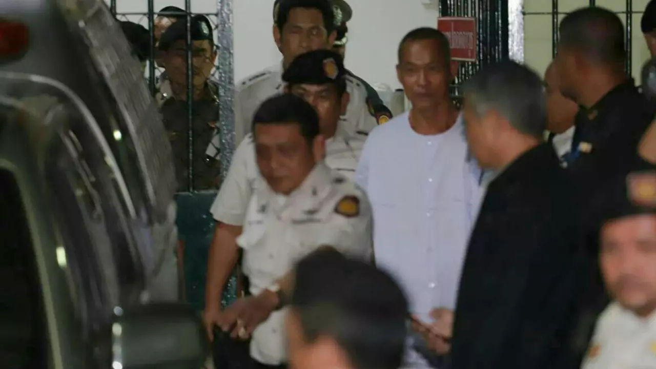 ไม่ให้ประกันพุทธะอิสระ ปลอมพระปรมาภิไธย ถอดผ้าเหลืองส่งเรือนจำ(คลิป)