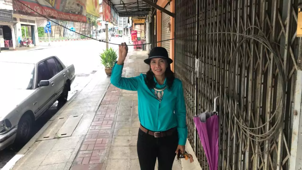 งามหน้า! สลิงบาดคอ หนูน้อยฮังการี พ่อพาขี่คอเที่ยวเมืองตรัง