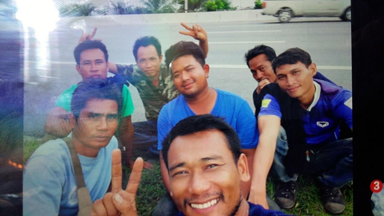 คนงานถ่ายเซลฟี่กินริมมอเตอร์เวย์ ก่อนหายนะจะเกิด