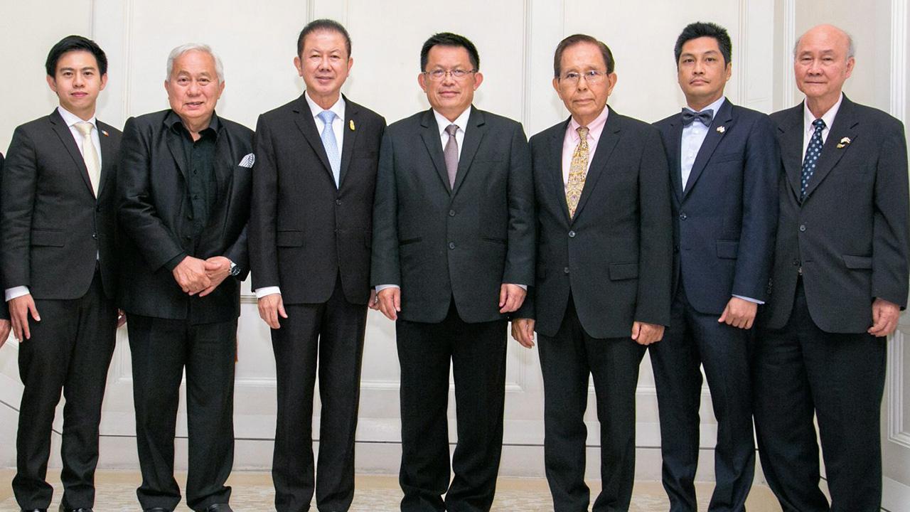 บรรยาย สนั่น อังอุบลกุล จัดประชุมสมาคมคณะกงสุลกิตติมศักดิ์ พร้อมเชิญ ดร.สมชาย หาญหิรัญ รมช.อุตสาหกรรม มาบรรยายเรื่องบทบาทความสัมพันธ์ระหว่างประเทศกับการขับเคลื่อนอุตสาหกรรมไทยในยุคดิจิทัล โดยมี สมบัติ เลาหพงศ์ชนะ มาร่วมงานด้วย ที่ รร.แกรนด์ ไฮแอท เอราวัณ.