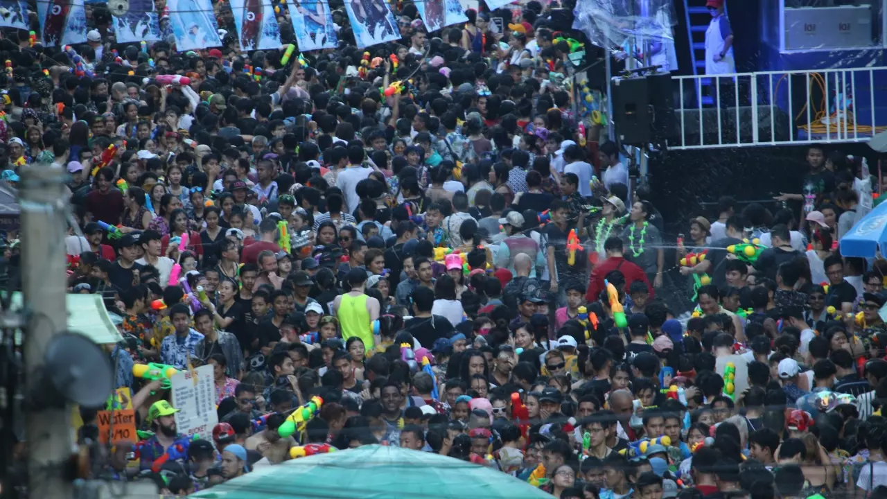 สงกรานต์ บนถนนข้าวสาร คึกคัก นทท.จีน แจ้งความ ถูกกรีดกระเป๋า