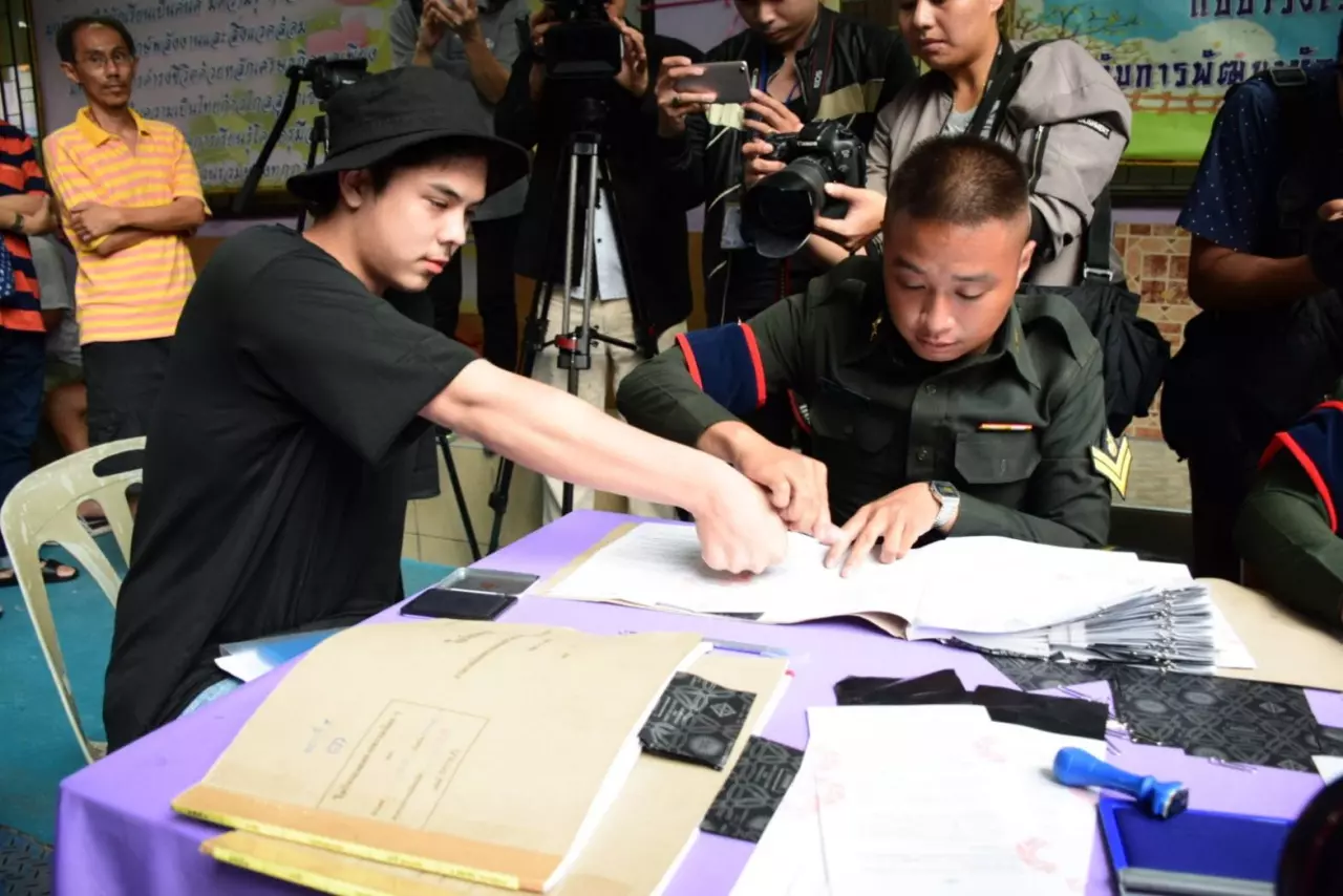 พีช พชร  ตรวจร่างกาย ลุ้นจับใบดำใบแดง หลังตัดสินใจเกณฑ์ทหาร