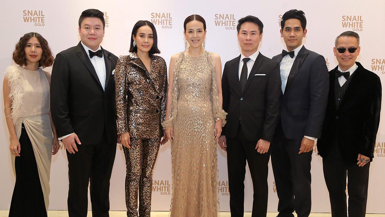 ผิวดี ดร.สราวุฒิ พรพัฒนารักษ์ และ เสาวคนธ์ พรพัฒนารักษ์ เปิดตัวผลิตภัณฑ์ NAMU LIFE SNAILWHITE GOLD Experience the Power of Gold ครีมดูแลผิวสวยอ่อนเยาว์ โดยมี
นวลพรรณ ล่ำซำ และ สมบัษร ถิระสาโรช มาร่วมงานด้วย ที่ รร.พาร์ค ไฮแอท แบงค็อก วันก่อน.