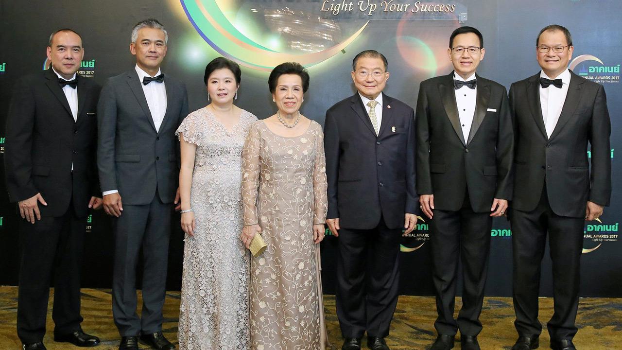 ภูมิใจ เจริญ-คุณหญิงวรรณา สิริวัฒนภักดี มอบรางวัลเกียรติยศ Annual Awards 2017 กลุ่มอาคเนย์ประกันชีวิตและประกันภัยให้แก่ตัวแทนทำผลงานยอดขายสูงสุด โดยมี โชติพัฒน์ พีชานนท์ และ ดร.สุทธิพล ทวีชัยการ มาร่วมงานด้วย ที่โรงแรมดิ แอทธินี อะลักชัวรี คอลเลคชั่น วันก่อน.