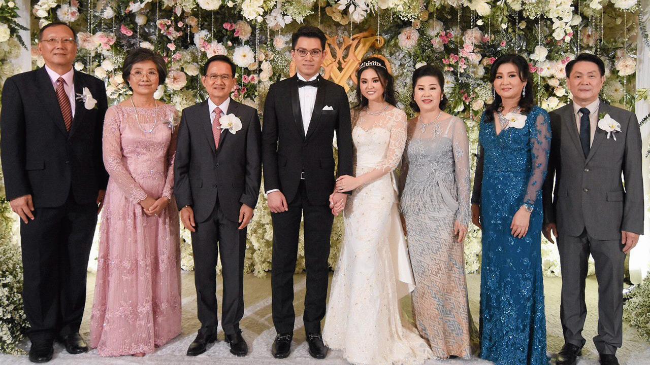 วิวาห์ชื่นมื่น สมชาย วงศ์สวัสดิ์ อดีตนายกรัฐมนตรี เป็นประธานในงานวิวาห์ระหว่าง ณัฏฐธิดา โกวิทเจริญกุล บุตรี นพ.สมชัย โกวิทเจริญกุล-ดร.มณฑาทิพย์ ชินวัตร กับ วโรฤทธิ์ บุตร ผศ.อวยชัย-เสาวณีย์ จีระชน ท่ามกลางความปลื้มปีติ ที่โรงแรมแมนดาริน โอเรียนเต็ล วันก่อน.