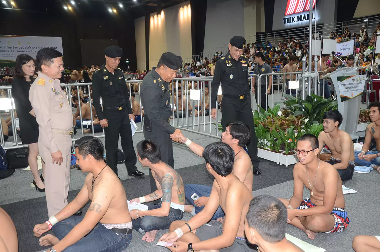 มทภ.2 ชื่นชมชายไทยโคราช สมัครทหารคึกคัก ยันกองทัพให้สวัสดิการดี