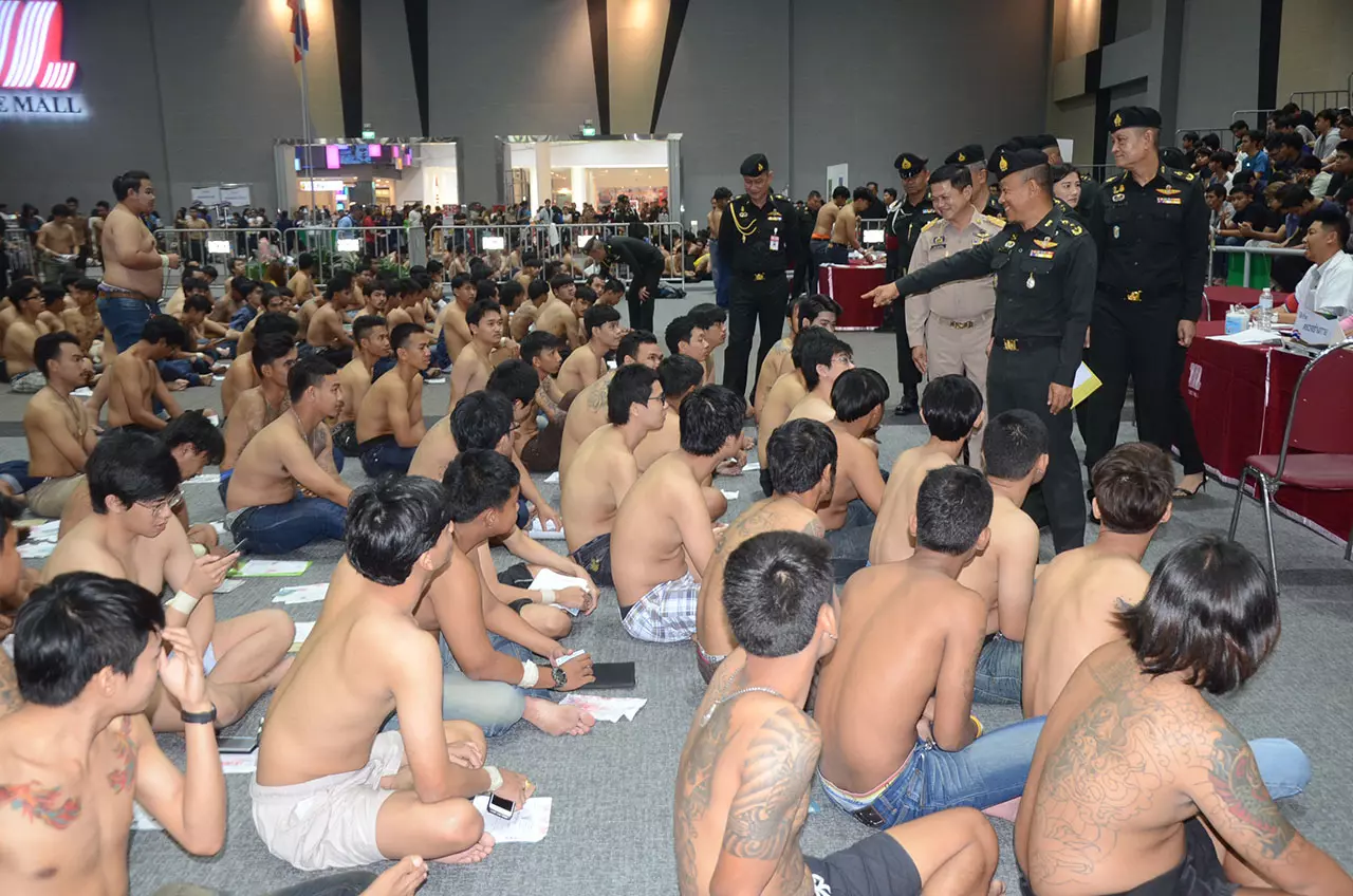 มทภ.2 ชื่นชมชายไทยโคราช สมัครทหารคึกคัก ยันกองทัพให้สวัสดิการดี