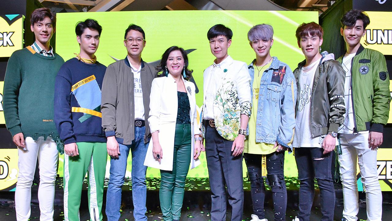 เอาใจจัง - เบญจพร กำเพ็ชร จัดงานเปิดตัว “ZEED SIM” พร้อมแนะนำบอยแบนด์วงเอสบีไฟว์เป็นพรีเซ็นเตอร์ของ เอไอเอส วัน–ทู–คอล! โดยมี ทิฐินันท์ โชตินันทน์, ยชญ กรณ์หิรัญ, ภานุวัฒน์ เกิดทอง และ สุรเดช พินิวัตร์ มาร่วมงานด้วย ที่สยามเซ็นเตอร์ วันก่อน.