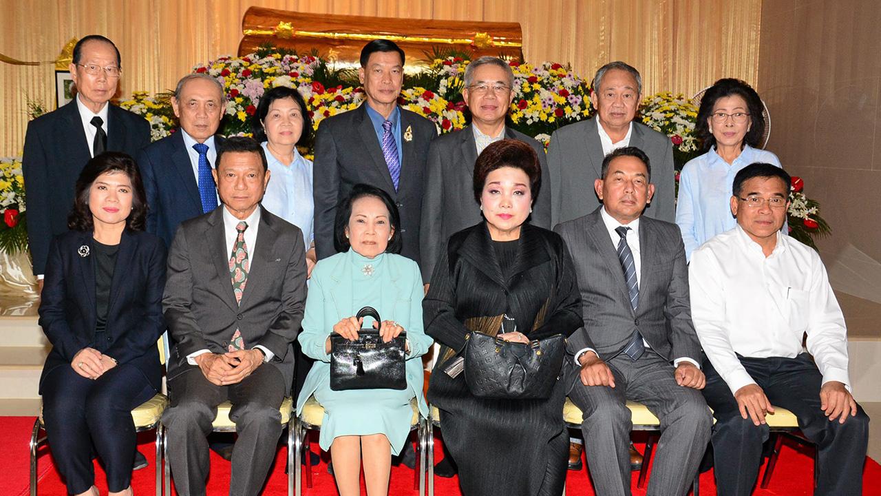 สู่สุคติ - พล.อ.อ.ศิวเกียรติ์ ชเยมะ เป็นประธานในพิธีสวดพระอภิธรรมศพ ทองดี ภวนานันท์มารดา สุมาลี กรุสวนสมบัติ โดยมี คุณหญิงประณีตศิลป์ วัชรพล, ไสลเกษ วัฒนพันธุ์, ดร.สฤต สันติเมทนีดล, สุวรรณ แทนสถิตย์ และ เกศรา มัญชุศรี มาร่วมในพิธีด้วย ที่วัดธาตุทอง วันก่อน.