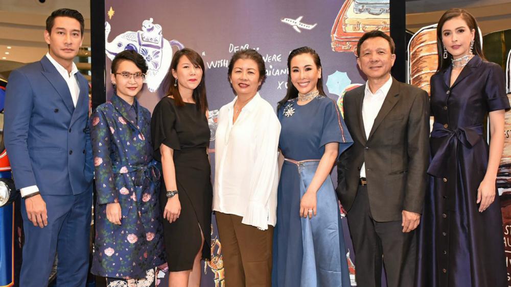 เปิดแล้วค่ะ - วรมาศ ศรีวัฒนประภา และ เมย หยิง เอิง เปิดตัวป๊อปอัพสโตร์ของแบรนด์ “เอสเต ลอเดอร์” พร้อมแนะนำชุดผลิตภัณฑ์เซตเอ็กซ์คลูซีฟ โดยมี พิชัย พิทักษ์ชัยสุข, ภาสินี คงเดชะกุล, เซลินา ทึง และ ศรีริต้า เจนเซ่น มาร่วมงานด้วย ที่คิง เพาเวอร์ รางน้ำ วันก่อน.