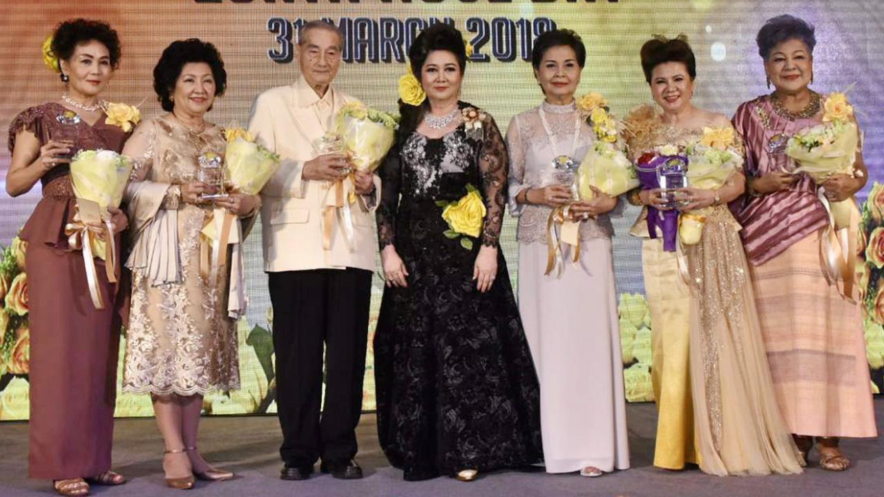สุดปลื้ม - มนวิภา ประชัญคดี จัดงาน “Zonta Rose Day” พร้อมแสดงความยินดีแก่ผู้ได้รับรางวัลในหลากหลายสาขา โดยมี นพ.อำพน ศิริบุญมา, พวงทอง อานันทนะสุวงศ์, โฉมสุดา วโนทยาโรจน์, ปราณี อินทรขาว และ สุขใจ เสร็จสวัสดิ์ มาร่วมงานด้วย ที่โรงแรมดุสิตธานี วันก่อน.