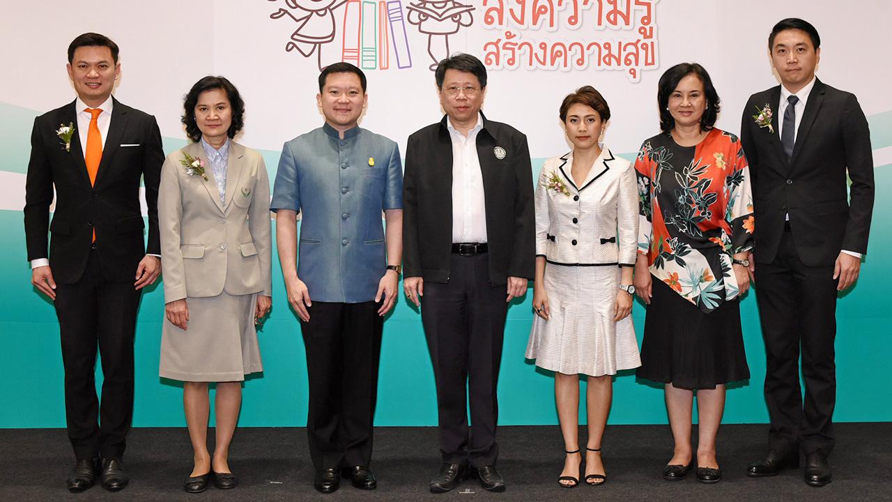 อ่านให้มาก - นพ.ธีระเกียรติ เจริญเศรษฐศิลป์ รมว.ศึกษาธิการ แถลงข่าวโครงการ “ส่งความรู้ สร้างความสุข” เพื่อส่งเสริมให้เด็กไทยมีโอกาสอ่านหนังสือ โดยมี ฐาปน สิริวัฒนภักดี, ระริน อุทกะพันธุ์ ปัญจรุ่งโรจน์ และ ม.ล.ปริยดา ดิศกุล มาร่วมงานด้วย ที่กระทรวงศึกษาธิการ วันก่อน.
