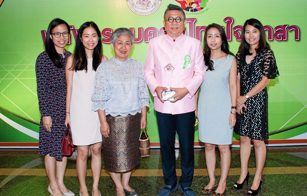 วิลาวรรณ จงเสถียร และลูกๆ ยกทีมยินดีกับหัวหน้าครอบครัว.
