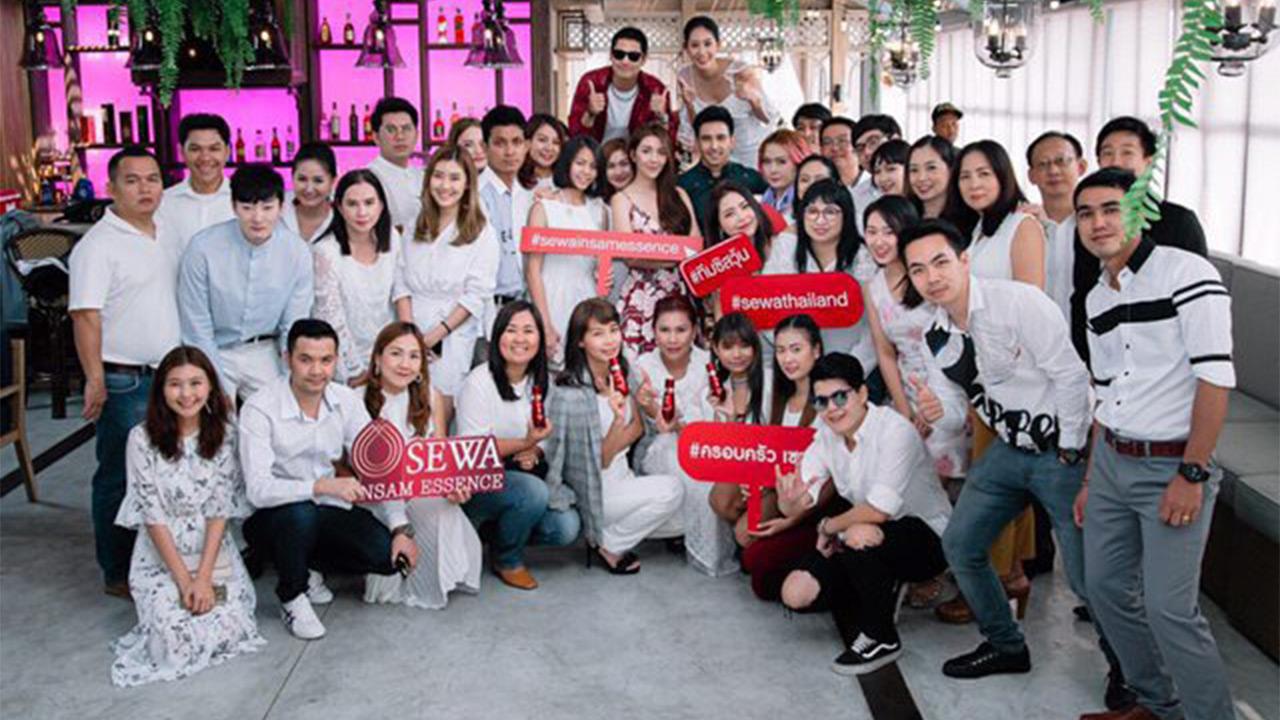 ขอบคุณค่ะ วุ้นเส้น–วิริฒิพา เจ้าของแบรนด์ SEWA เซวา อินซัม เอสเซนส์ จัดงาน Thank Part SEWA Family เลี้ยงขอบคุณตัวแทนจัดจำหน่าย มี ก็อต–จิรายุ รับบท หลวงสรศักดิ์ จากละคร “บุพเพสันนิวาส” มาร่วมงาน ที่ร้านสยามบราสเซอรี วันก่อน.