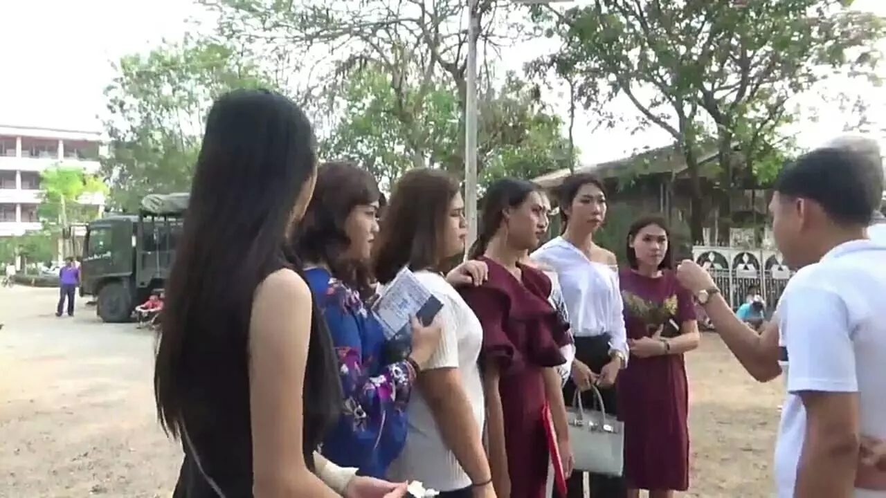 สีสันไม่เคยขาด! 'พะเยา พิษณุโลก' เกณฑ์ทหารปีนี้ หญิงเทียมเข้าคิว คึกคัก