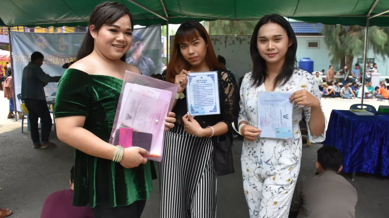 สีสันไม่เคยขาด! 'พะเยา พิษณุโลก' เกณฑ์ทหารปีนี้ หญิงเทียมเข้าคิว คึกคัก