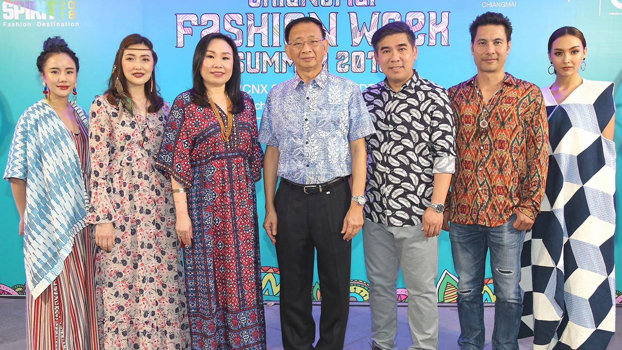 ดูแฟชั่น กฤษณ์ ธนาวณิช และ อรชร จันทร์วิวัฒนา เปิดงาน Chiangmai Fashion Week/
Summer 2018 ต้อนรับเทศกาล LIFESTYLE FASHION โดยมี กิตติพงษ์ สิปิยารักษ์,
ปิยะ มิตรสิตะ และ นท พนายางกูร มาร่วมงานด้วย ที่เซ็นทรัลเฟสติวัล เชียงใหม่ วันก่อน.