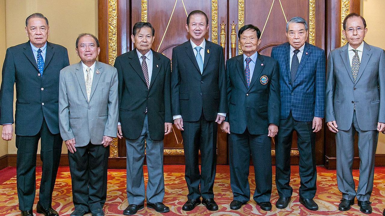 ดีใจด้วย ดร.ศรีภูมิ ศุขเนตร, ดร.ปรีชา ถิรกิจพงศ์, ชวรัตน์ ชาญวีรกูล, สมบัติ เลาหพงศ์ชนะ, คมกริช วรคามิน และ โอฬาร อัศวฤทธิกุล มาร่วมแสดงความยินดีแก่ สนั่น อังอุบลกุล
ในโอกาสได้รับเลือกเป็นประธานสมาคมคณะกงสุลกิตติมศักดิ์ ที่โรงแรมดิ เอมเมอรัลด์ วันก่อน.