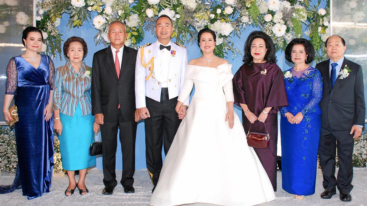 วิวาห์ชื่นมื่น พล.ร.อ.ไกรสร จันทร์สุวานิชย์ อดีต ผบ.ทร. เป็นประธานในงานวิวาห์ระหว่าง กันยวัชร บุตรี นนทพันธ์-ส่องสี ภักดีผดุงแดน กับ น.อ.ชานินท์ บุตร พ.อ.ชัย–ประกายรัตน์ ศรียาภัย โดยมี ณุฉัตรา จันทร์สุวานิชย์ มาร่วมอวยพรด้วย ที่ห้องเจ้าพระยา หอประชุมกองทัพเรือ วันก่อน.