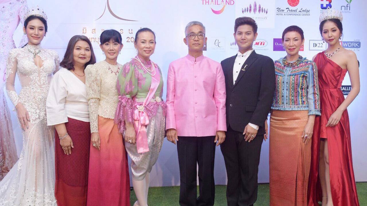 สาวสวย วิทูรัช ศรีนาม ผวจ.จันทบุรี เปิดงานการประกวดมิสแกรนด์จันทบุรี-ตราด ประจำปี 2018 ในรอบตัดสิน โดยมี สุจิตรา ศรีนาม, ธนภัทร แซ่อึ้ง, นงนุช นามวงศ์, ประภัสสร ศรีโกศัย และ จารุวรรณ ฤกษ์วิเชียร มาร่วมเป็นคณะกรรมการด้วย ที่โรงแรมนิวแทรเวิล ลอดจ์ จันทบุรี วันก่อน.