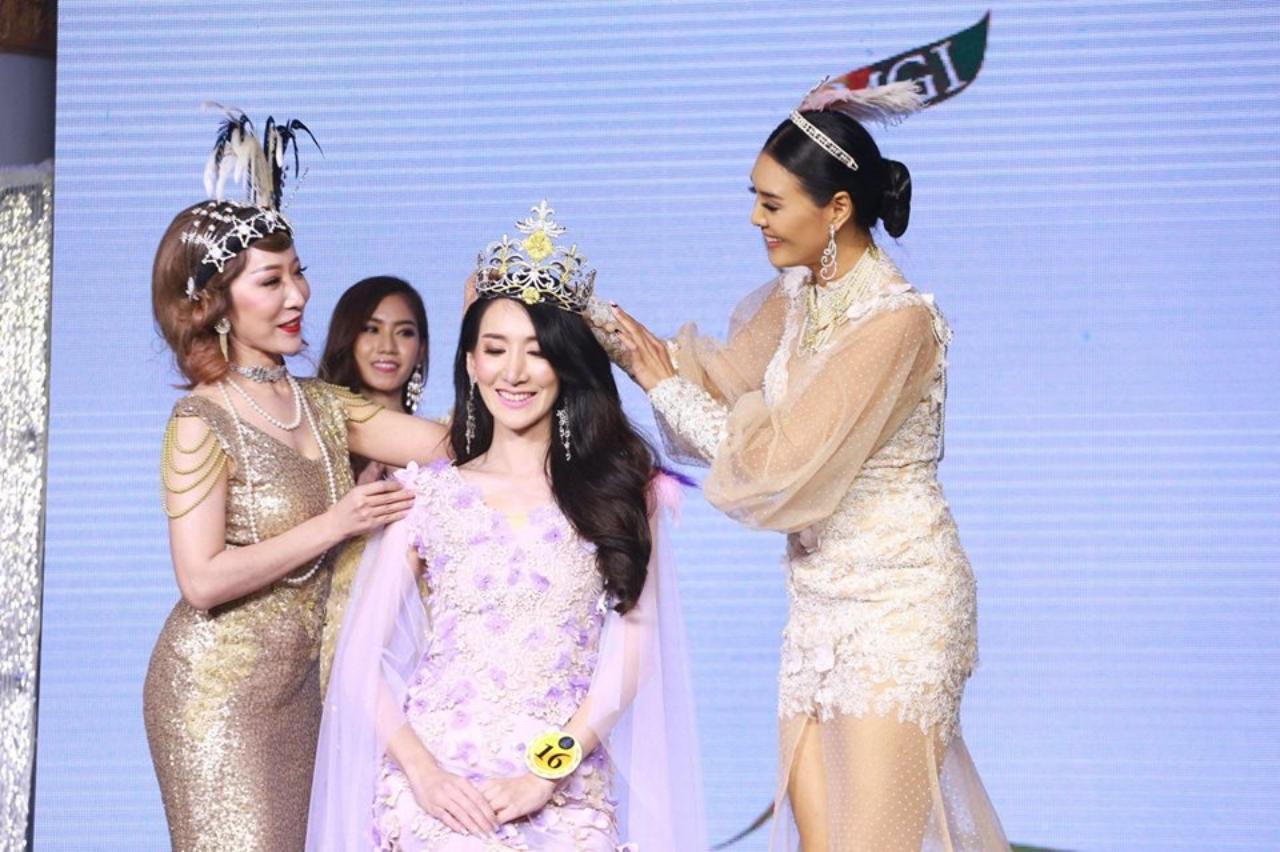 ลูกหมี รัศมี ผู้อำนวยการกองมิสแกรนด์กรุงเทพ และ ตา กันยารัตน์ ศิวะรัตน์ เจ้าของเซรั่มหน้าใส เพิร์ลบายเมย์บี Pearl by maybe ร่วมมอบมง ให้กับ กอหญ้า