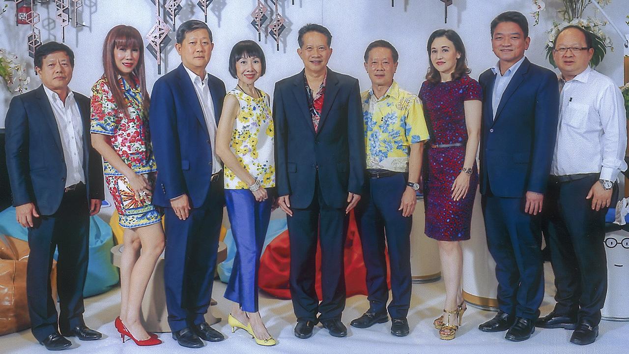 สามท่านรอง สุพันธุ์ มงคลสุธี ประธานสภาอุตสาหกรรม จัดงานเลี้ยงแสดงความยินดีแก่ สมัย ลี้สกุล, พิมพ์ใจ ลี้อิสสระนุกูล, ชาติชาย พานิชชีวะ สามรองประธานสภาอุตสาหกรรม โดยมี ชูชาติ เพ็ชรอำไพ และ ดร.แคทลีน มาลีนนท์ มาร่วมงานด้วย ที่โรงแรมโนโวเทล สุขุมวิท วันก่อน.