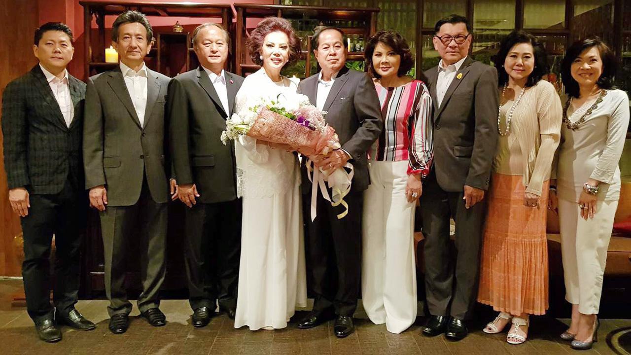 ชื่นมื่น พล.ท.ดร.พีระพงษ์ มานะกิจ, สดาวุธ เตชะอุบล, กิตติ พงษ์ศักดิ์, ไพศาล พิสุทธิ์วัชระกุล, บุญลือ ประเสริฐโสภา และ รพีพรรณ เหลืองอร่ามรัตน์ นักธุรกิจสาวอินเตอร์ มาร่วม อวยพรในงานฉลองวันเกิดของ จรรยา สว่างจิตร ที่ร้านอาหารภัทรา ซอยทองหล่อ 19 วันก่อน.
