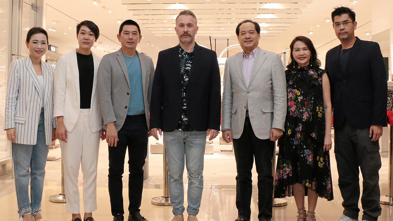 บุกตลอด ปกรณ์ พรรธนะแพทย์ และ ฟิลิปป์ ลาซอว์ล เปิดร้าน “H&M” แบรนด์แฟชั่นเสื้อผ้าชั้นนำ โดยมี กันตภณ ผาณิตรัตน์, นงลักษณ์ จิตต์เจนการ, อรอุมา ชวลิตธำรง, อติภา ทิพเวช และ บุญญนิตย์ ภุชงค์ประเวศ มาร่วมงานด้วย ที่เซ็นทรัลพลาซา แกรนด์ พระราม 9 วันก่อน.