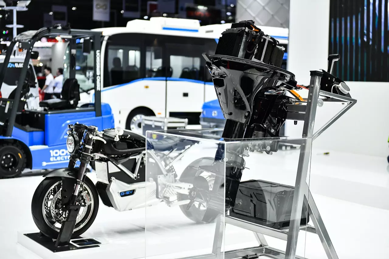 TESLA MODEL X SUV ไฟฟ้า 7 ที่นั่ง ชาร์จ 1 ครั้ง ลาก 320 กิโลเมตร