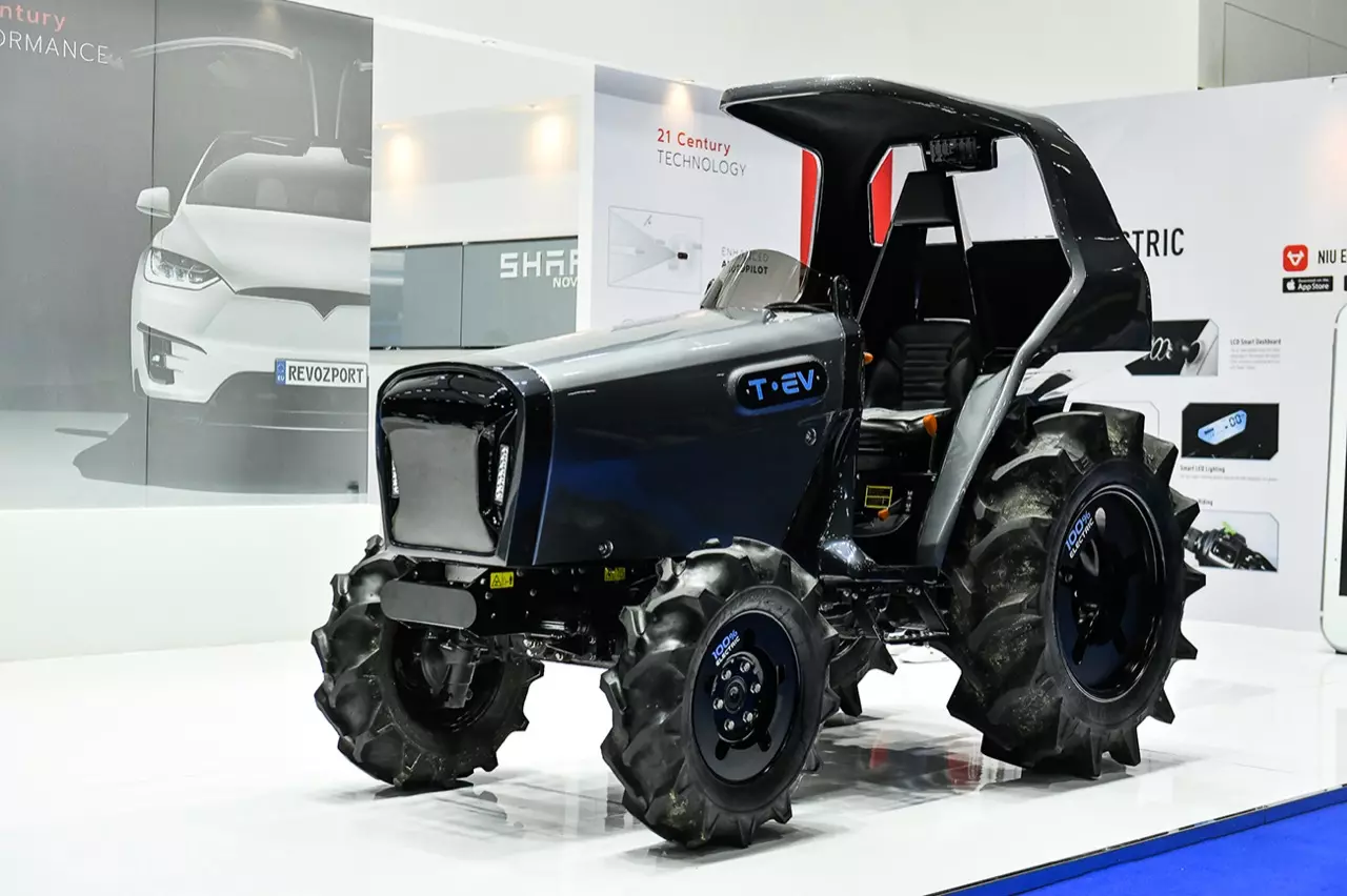 TESLA MODEL X SUV ไฟฟ้า 7 ที่นั่ง ชาร์จ 1 ครั้ง ลาก 320 กิโลเมตร