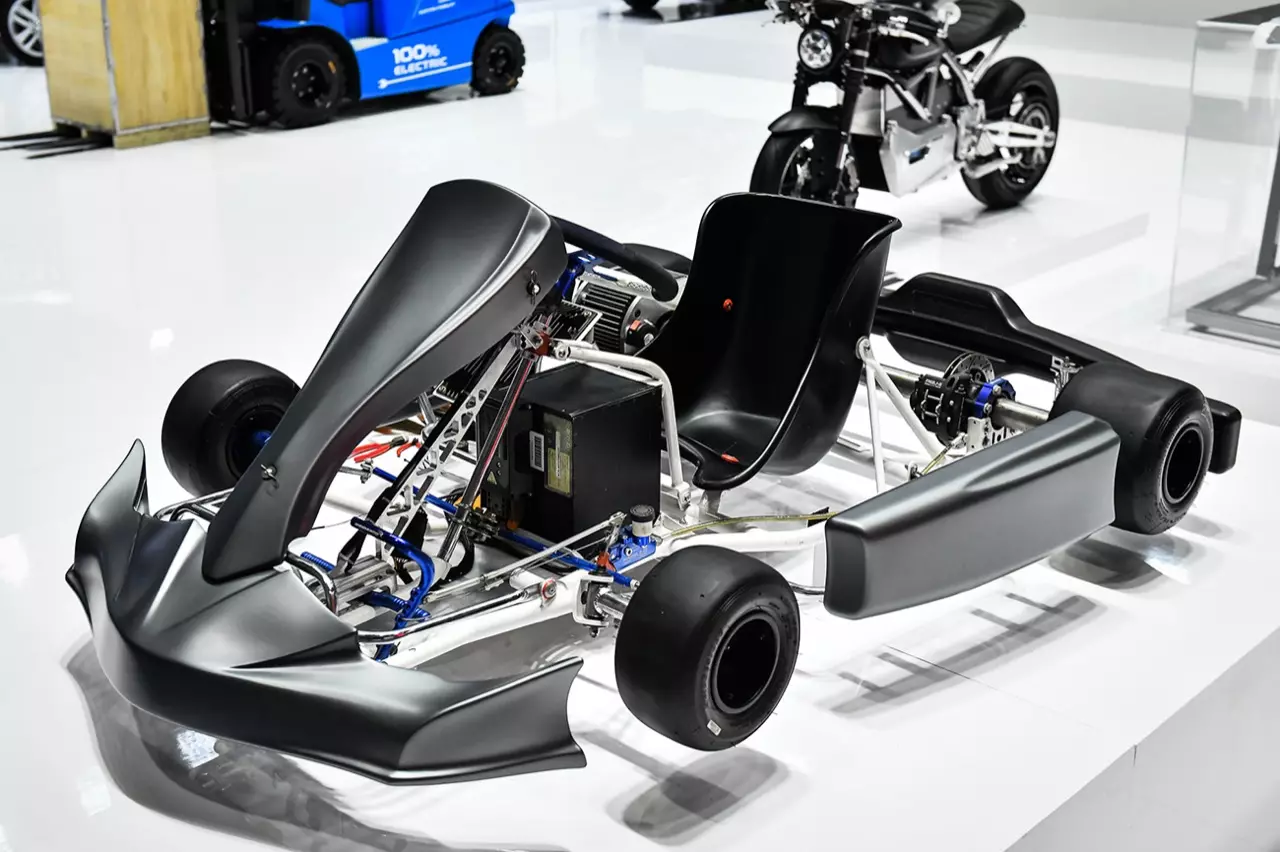 TESLA MODEL X SUV ไฟฟ้า 7 ที่นั่ง ชาร์จ 1 ครั้ง ลาก 320 กิโลเมตร