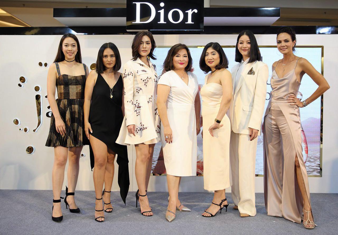 หอมชื่นใจ - ภาศิกา ศิลปาจารย์ และ ศิริพร หิรัญมหผล เปิดตัวน้ำหอม J’adore จาก Dior ด้วยกลิ่นหอมละมุน 5 กลิ่น ตามคาแรกเตอร์ของ ซอนย่า คูลลิ่ง, สิตามนินท์ สุสมาวัตนะกุล, นานา ไรบีนา, อิงฟ้า ดำรงชัยธรรม และ คิมเบอร์ลี่ แอน โวลเทมัส ที่สยามพารากอน วันก่อน.