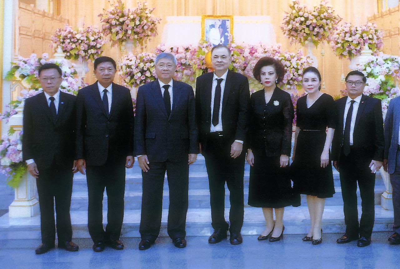 สู่สุคติ - ดร.วิชิต สุรพงษ์ชัย ประธาน กก.บห.ธ.ไทยพาณิชย์ เป็นประธานในพิธีสวดพระอภิธรรมศพ กรองทอง ชุติมา มารดา ศรัณย์ทร ชุติมา โดยมี พล.อ.ยอดยุทธ บุญญาธิการ, สิทธิโชค อินทรวิเศษ, รศ.ทวีศักดิ์ สูทกวาทิน และ จรรยา สว่างจิตร มาร่วมในพิธีด้วย ที่วัดสระเกศ วันก่อน.