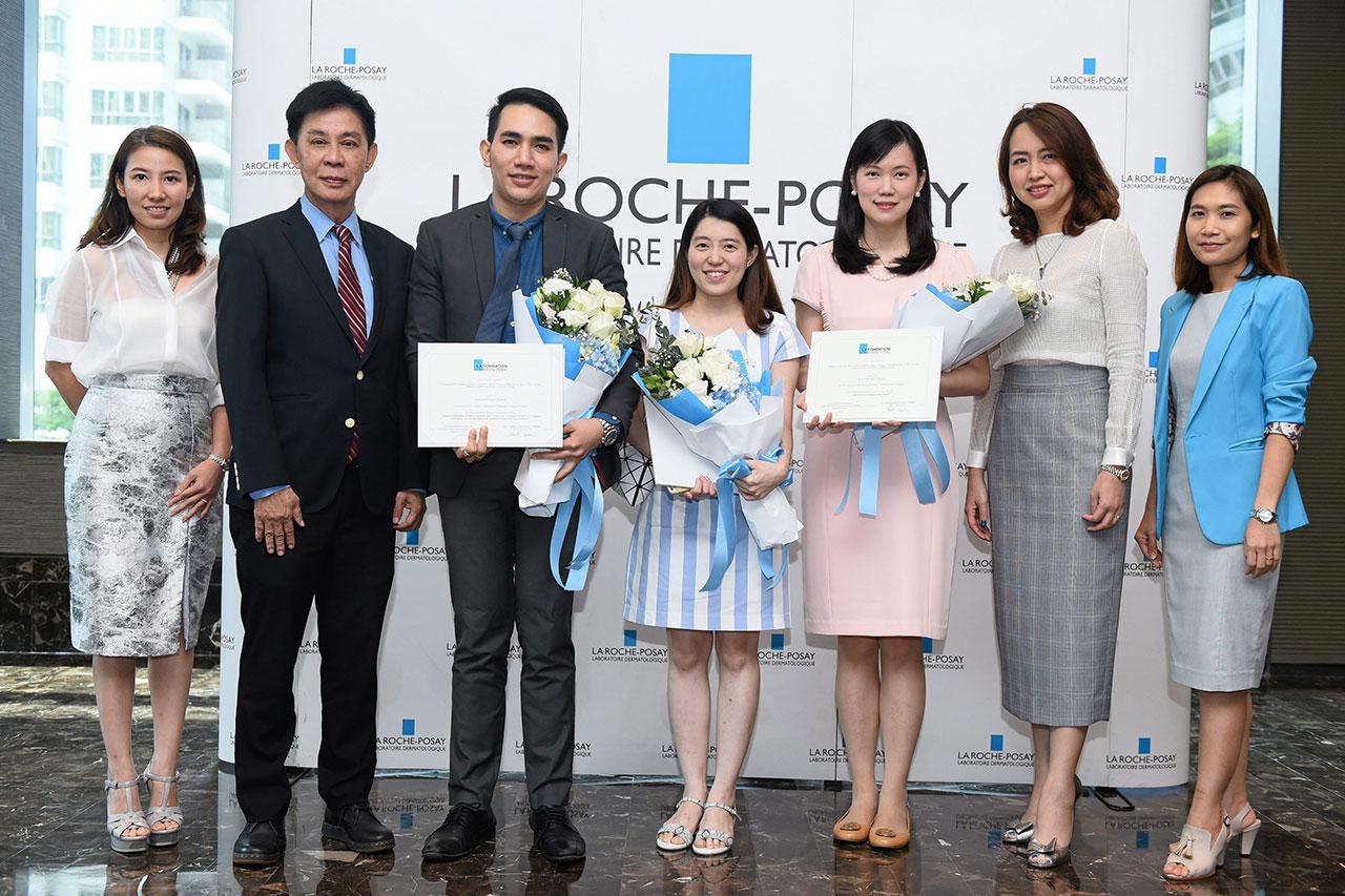 หมอเก่ง วิภาวี ทับสกุล และ รศ.นพ.นภดล นพคุณ มาร่วมแสดงความยินดีแก่ นพ.ศุภะรุจ เลื่อง อรุณ, ผศ.พญ.นฤมล ศิลปอาชา และ พญ.ศิลดา กนกรังสี ในโอกาสได้รับทุนสนับสนุนการวิจัยและประกาศนียบัตรจาก LA ROCHE-POSAY FOUNDATION ที่โรงแรมโอกุระ เพรสทีจ วันก่อน.