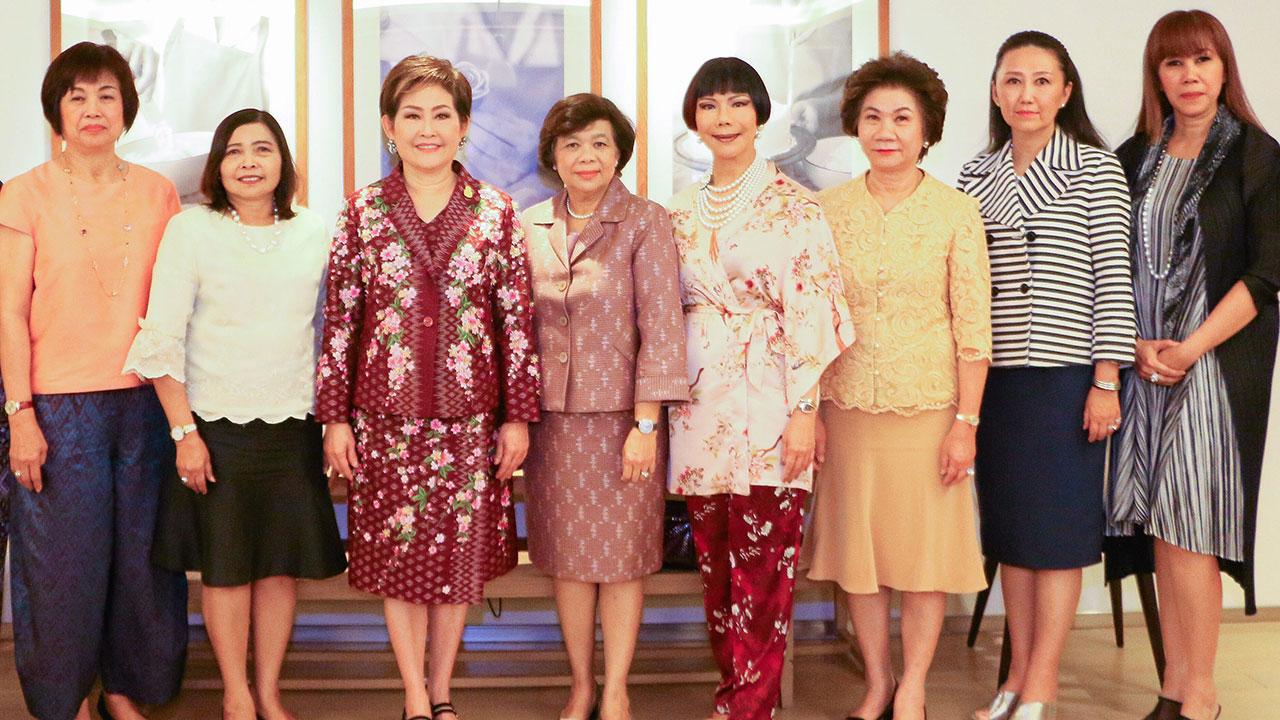 โปรดทราบ คุณหญิงณัฐิกา วัธนเวคิน อังอุบลกุล และ เกษสุดา ไรวา จัดแถลงข่าวพร้อมประกาศรายชื่อผู้ได้รับรางวัล AWEN ปี 2018 โดยมี วาสนา รุ่งแสงทอง ลาทูรัส, วรรณี เจียรวนนท์ และ ลัดดาวัลย์ จงวิศาล มาร่วมงานด้วย ที่อาคารอิตัลไทย ถ.เพชรบุรีตัดใหม่ วันก่อน.