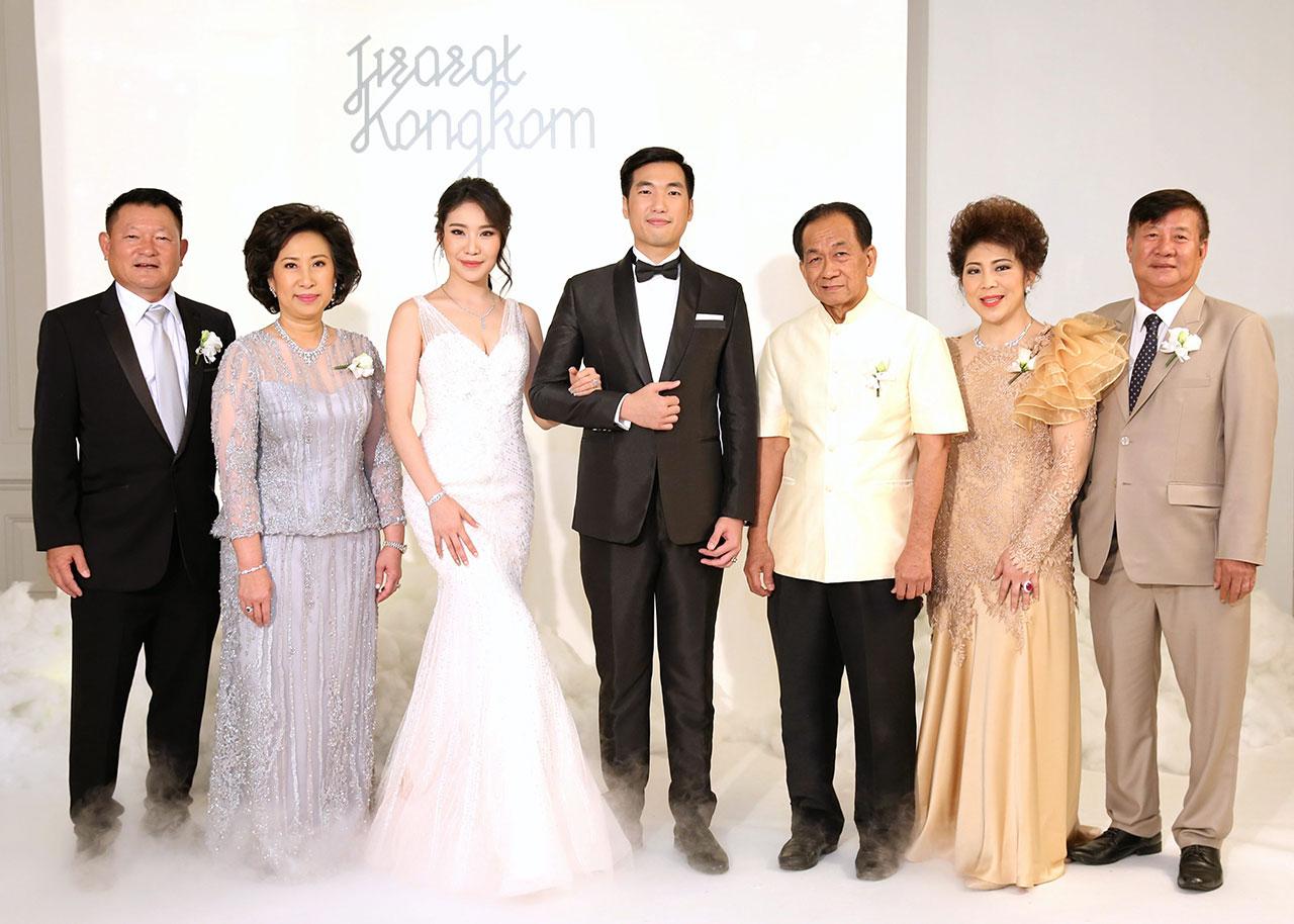 วันวิวาห์ พล.ร.อ.พะจุณณ์ ตามประทีป เป็นประธานในงานวิวาห์ระหว่าง จิรารัตน์ บุตรี กิติศักดิ์-จรินทิพย์ ภิญโญชีพ กับ คงคม บุตร ปนัย-พรทิวา หิรัญประดิษฐ์ ท่ามกลางความปลื้มปีติของบรรดาผู้มาร่วมอวยพร ที่ห้องรอยัลบอลรูม โรงแรมแมนดาริน โอเรียนเต็ล วันก่อน.