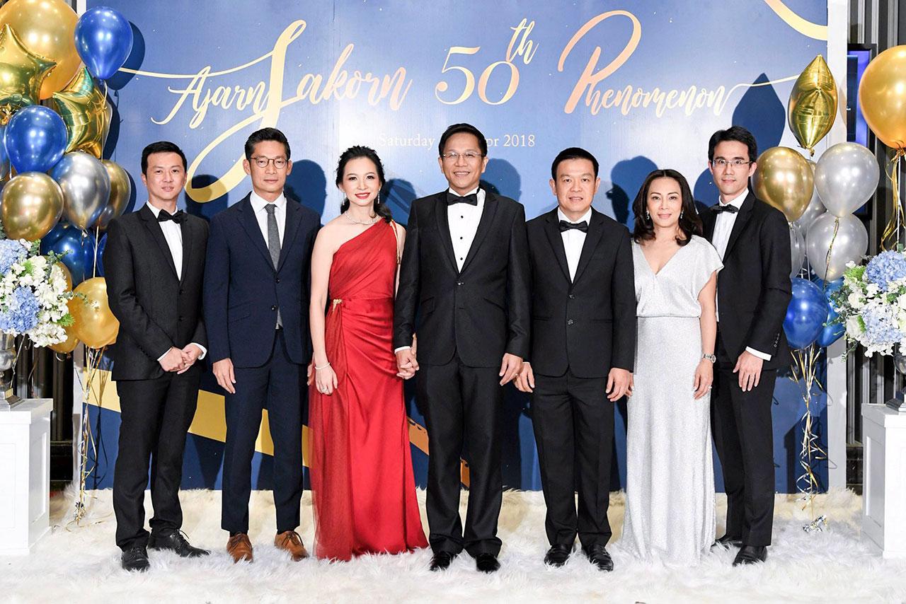 50ชื่นมื่น ธนพล ศิริธนชัย จัดงานเลี้ยงฉลองวันเกิดในวัย 50 ปี ให้แก่ ศ.ดร.สาคร สุขศรีวงศ์ โดยมี สุรยุทธ ทวีกุลวัฒน์, สุธาวดี ศิริธนชัย, เถกิง ออศิริชัยเวทย์, สิทธิพัฒน์ ธนสารสิน และ มิตธีรา สุขศรีวงศ์ มาร่วมอวยพรกันอย่างชื่นมื่น ที่โรงแรมโซ โซฟิเทล แบงค็อก วันก่อน.